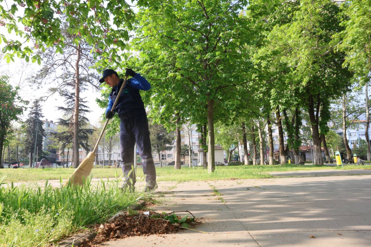 Osmangazi Belediyesi’nden Parklara Günlük Bakım Dokunuşu