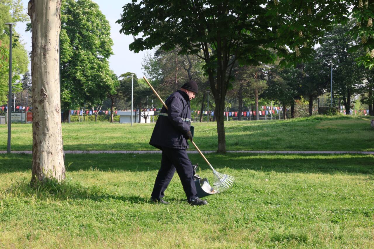Osmangazi Belediyesi’nden Parklara Günlük Bakım Dokunuşu