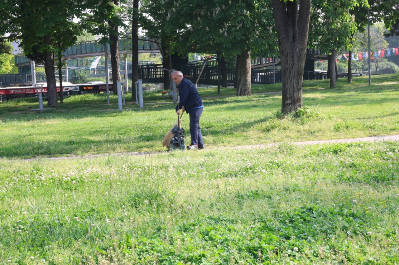 Osmangazi Belediyesi’nden Parklara Günlük Bakım Dokunuşu