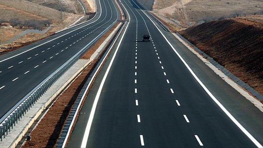 Kara yollarının yapım, bakım ve onarım çalışmaları sürdürülen kesimlerinde yavaş