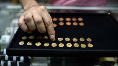 Gram altın, güne düşüşle başlamasının ardından 6 bin 854 liradan