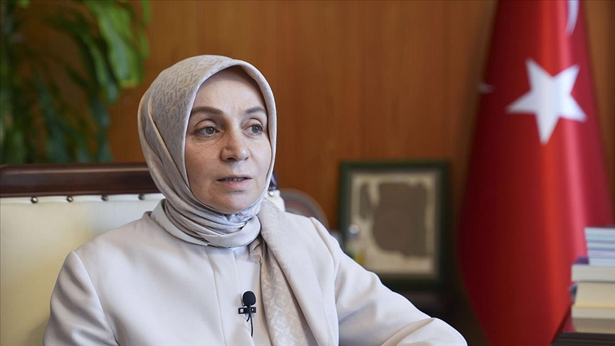 AK Parti Grup Başkanvekili Leyla Şahin Usta, sosyal medyada 15