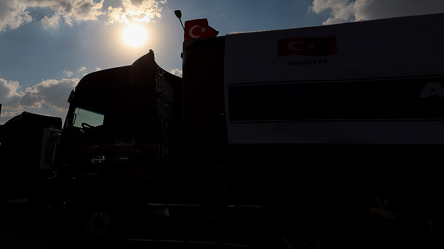 Sağlık Bakanı Kemal Memişoğlu, tıbbi malzeme ve cihazlarla yüklü yardım