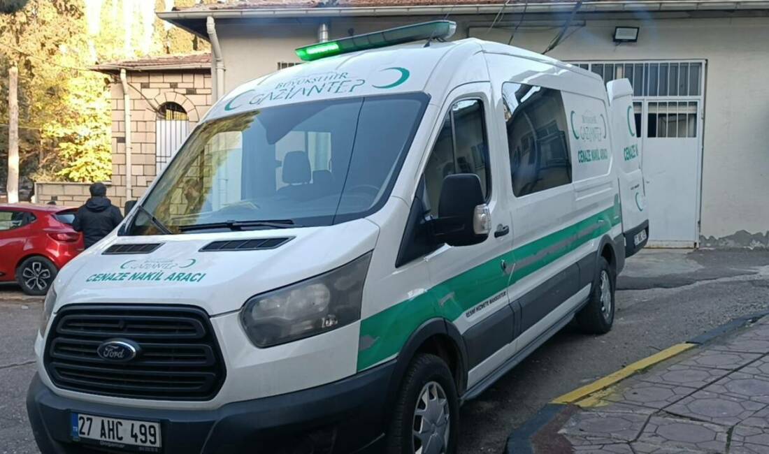TIR’a arkadan çarpan otomobilin sürücüsü ve oğlu öldü Gaziantep’te TIR’a arkadan çarpan otomobilin sürücüsü İbrahim Açıkgöz (50) ve