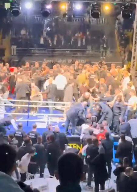 Boks maçında ortalık karıştı! 2 trabzonda boks macinda kavga kamerada 3265423e5d15