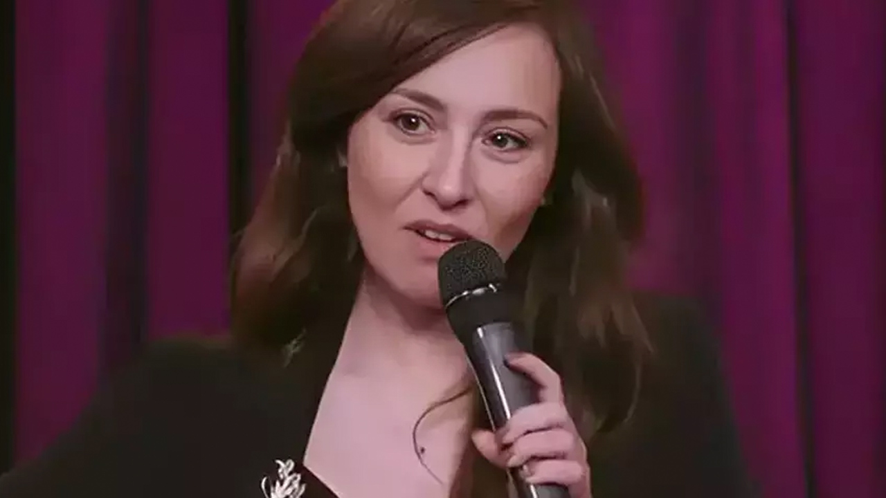 Sosyal medyada komedyen olarak tanınan Tuba Ulu, bir gösteride Kanuni