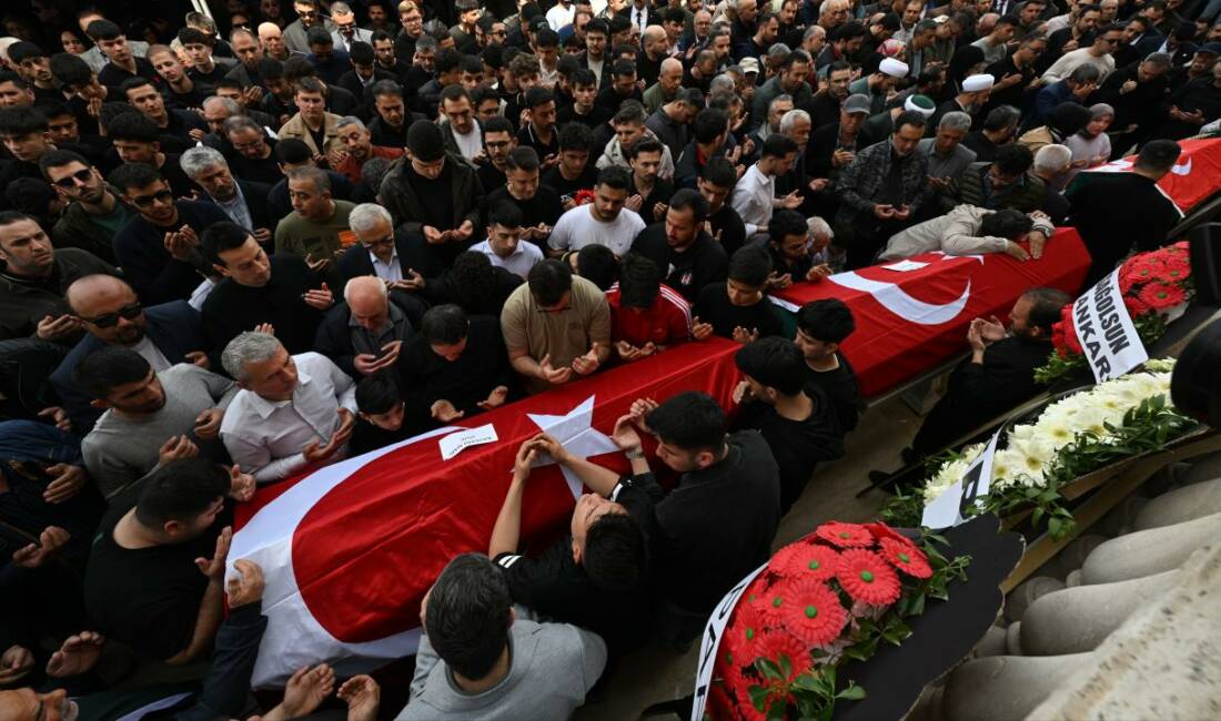 Türkiye evlatlarını uğurluyor Kahramanmaraş'ın Onikişubat ilçesinde okula düzenlenen silahlı saldırıda hayatını kaybeden öğrenciler