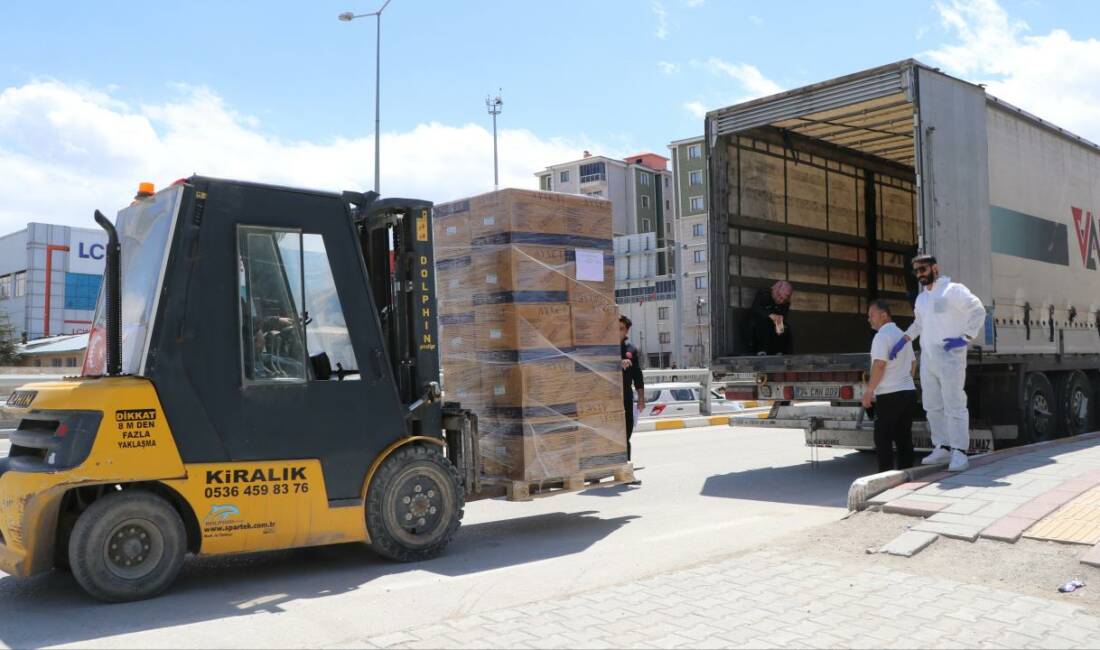 Türkiye’den İran’a tıbbi malzeme yardımı Türkiye'den gönderilen tıbbi yardım malzemelerinin yüklü olduğu 6 tır, Van'dan