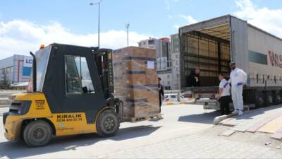 Türkiye'den gönderilen tıbbi yardım malzemelerinin yüklü olduğu 6 tır, Van'dan