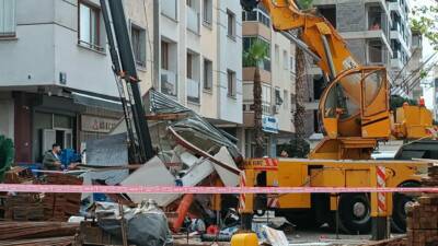 İzmir'in Bayraklı ilçesinde bir inşaatta vincin kırılan taşıma kolu, güvenlik
