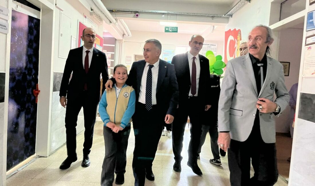 Bursa İl Millî Eğitim Müdürü Çokgezer’den Gürsu’daki okullara ziyaret Bursa İl Milli Eğitim Müdürü Gürhan Çokgezer, ilçedeki eğitim faaliyetlerini