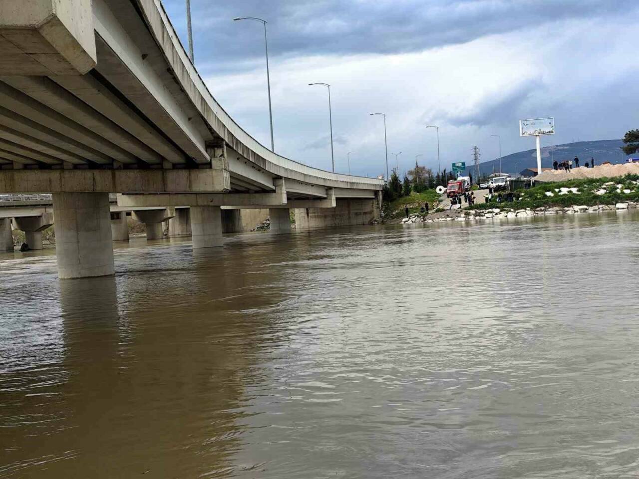 Bursa'da yaşlı adamın kahreden sonu! 6 yagmurdan yukselen dere araciyla kopru altindan gecmek isteyen yasli adami yuttu 506a00e9e6b7