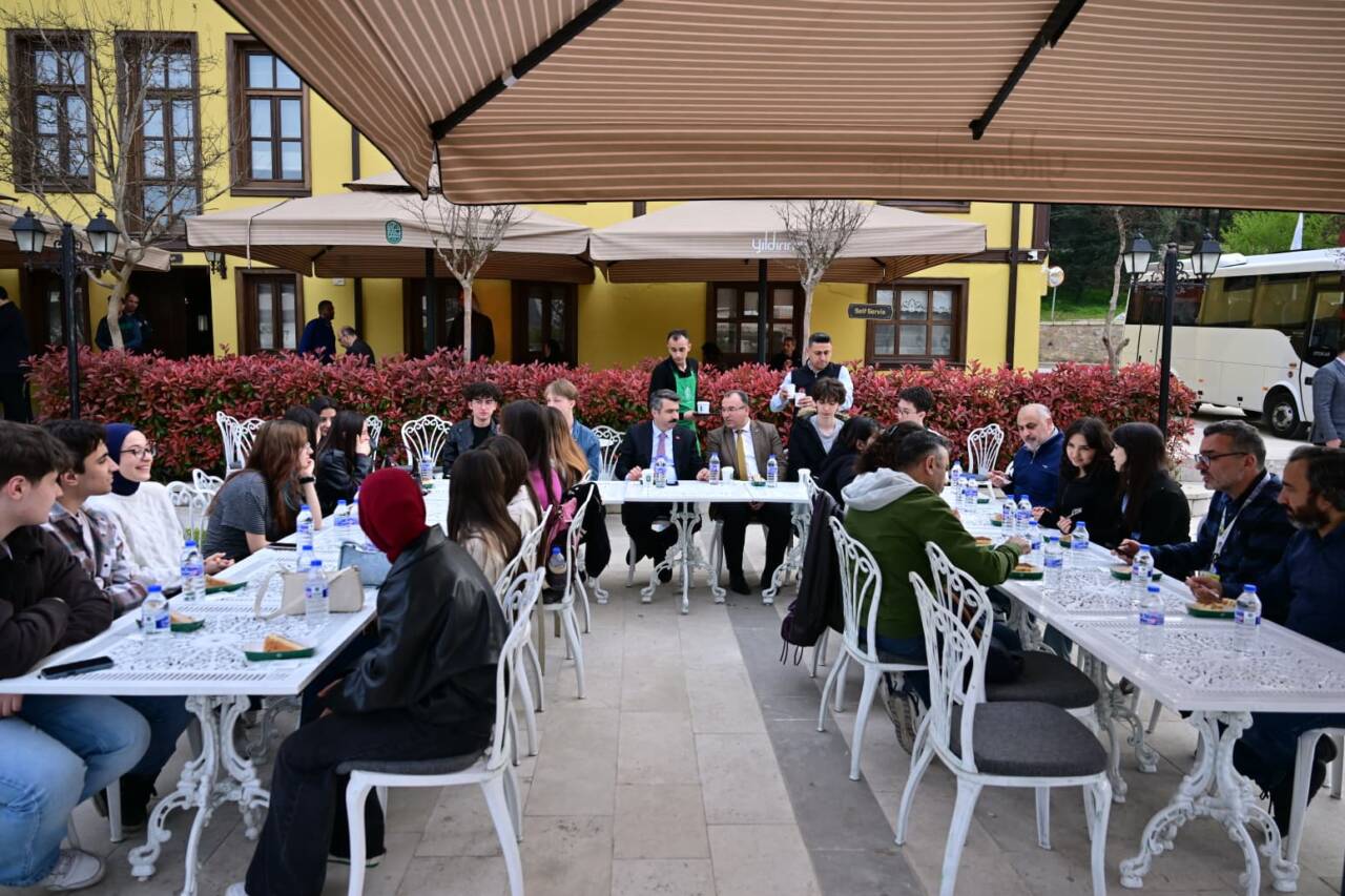 BAŞKAN YILMAZ GENÇLERE FETHİ ANLATTI