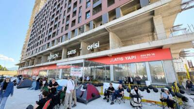 Atış Yapı projelerinde evleri teslim edilmeyen mağdurlar, Babylon önü inşaat
