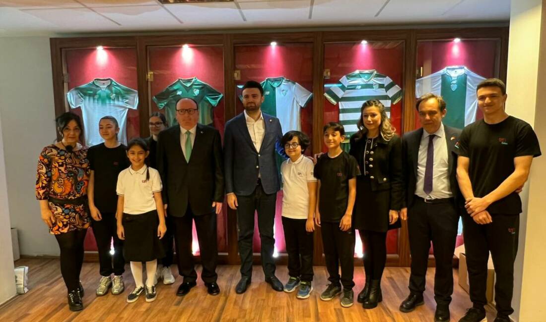 Özel Tan Okulları’ndan Bursaspor’a şampiyonluk ziyareti Bursa Özel Tan Okulları Yönetim Kurulu Başkanı Erten Kayan, eşi,