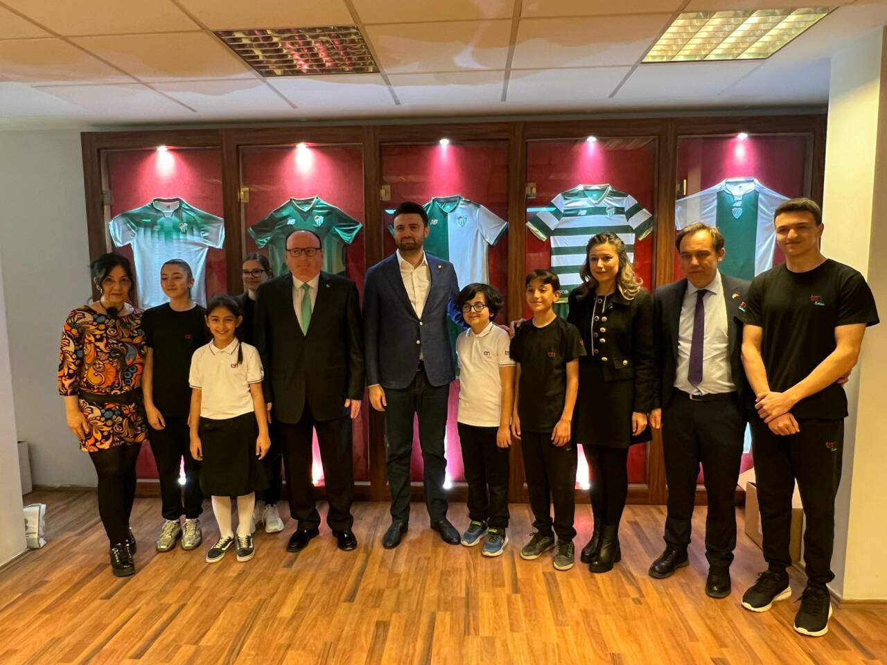 Özel Tan Okulları'ndan Bursaspor'a şampiyonluk ziyareti 4 0cd6671d b444 4d17 9ad1 f3c708ae329e