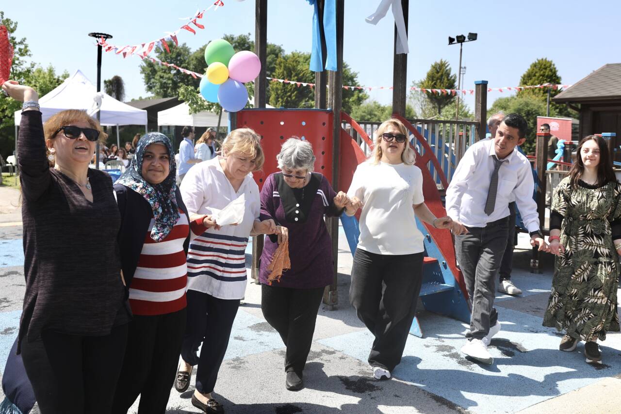 Başkan Şadi Özdemir Anneler Günü’nü Bizim Ev katılımcılarıyla kutladı 11 10