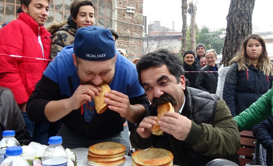 Bursa’da kahvaltıların vazgeçilmezi: Nefis 'Tahinli Pide' 3 15 dakikada 9 tahinli pide yedi 10 ceyrek altin kazandi 6665 dhaphoto1 5c27747ac6f14
