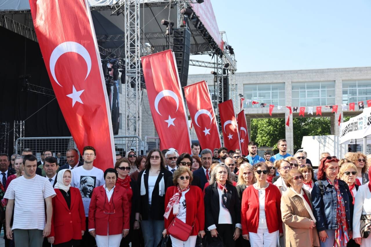 Bursa Cumhuriyet Meydanı'nda 19 Mayıs ruhu 8 19 mayis celenk 11