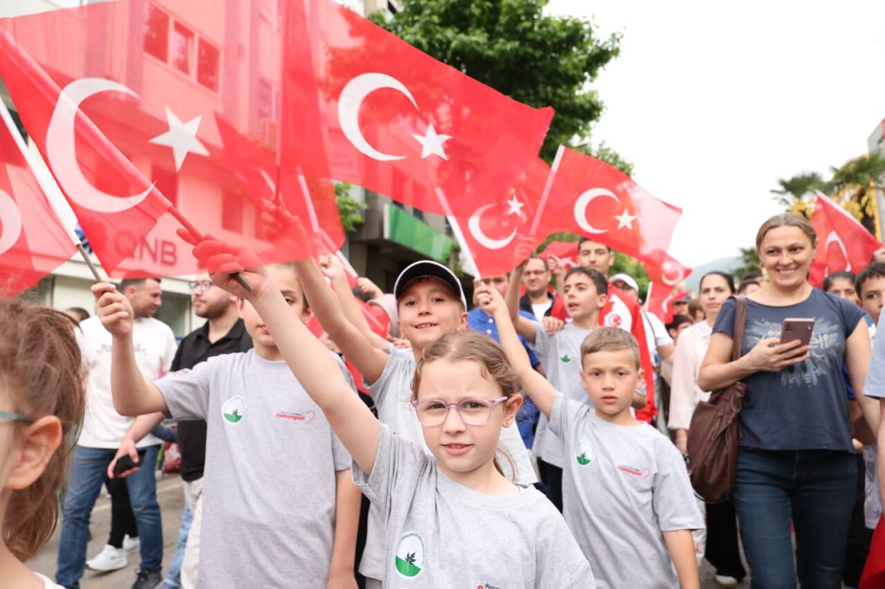 Bursa'da 25 bin genç o konserde coştu 21 Fwd: Osmangazi’de 25 Bin Genç 19 Mayıs Coşkusunda Buluştu