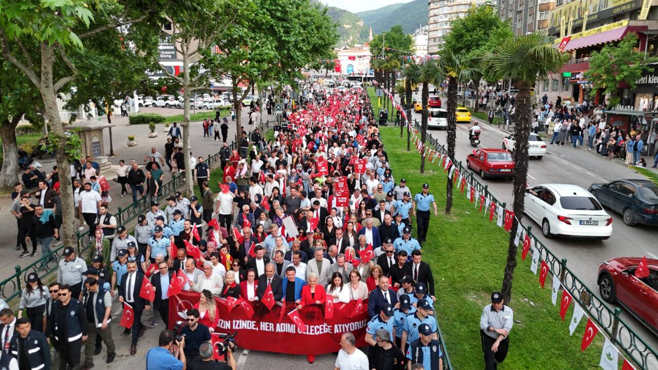 Bursa'da 25 bin genç o konserde coştu 22 Fwd: Osmangazi’de 25 Bin Genç 19 Mayıs Coşkusunda Buluştu