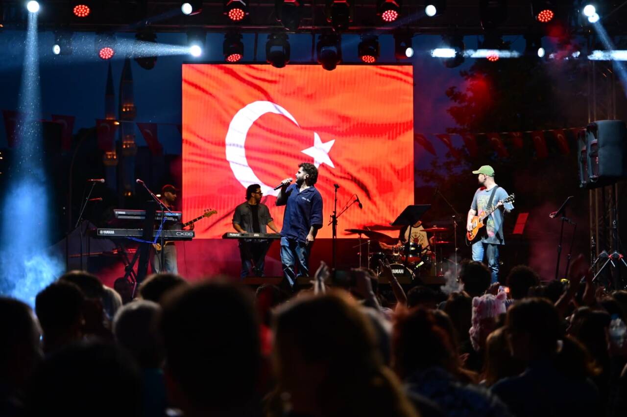 Bursa'da 19 Mayıs’ta genç rock coşkusu 12 19 Mayıs’ta Genç Rock Coşkusu