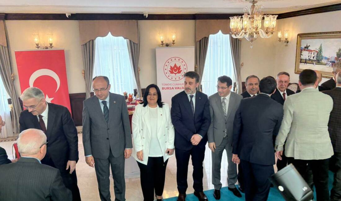Bursa protokolü bayramlaşmada buluştu Bursa Valiliği tarafından düzenlenen Kurban Bayramı Bayramlaşma Programı’nda kent protokolü
