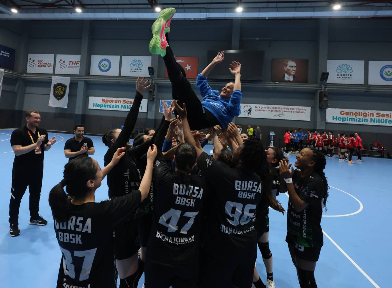 Bursa Büyükşehir sezonun üçüncü kupasına da kavuştu 2 37209mtzhmtflym7