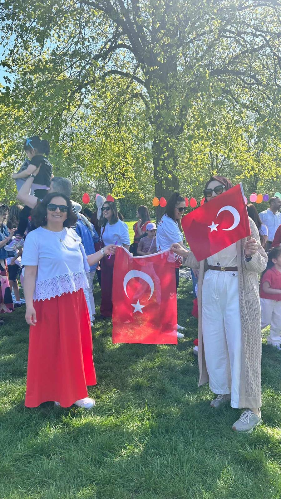İngiltere'de yaşayan Bursalı Ebru öğretmen ve öğrencilerinden coşkulu 23 Nisan kutlaması 6 4a973e9a d644 4b56 8555 0ddbb0be56e2