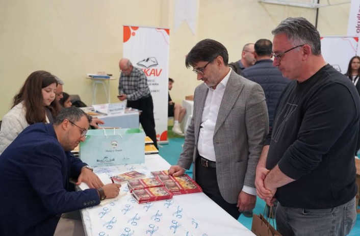 5 yazi icin keles kitap gunlernde kelesli yazar aybars yilmaza kitap imzalatanlar arasinda kelesli olan buyuksehir baskanvekili numan cakir da vardi35183rvdm8d