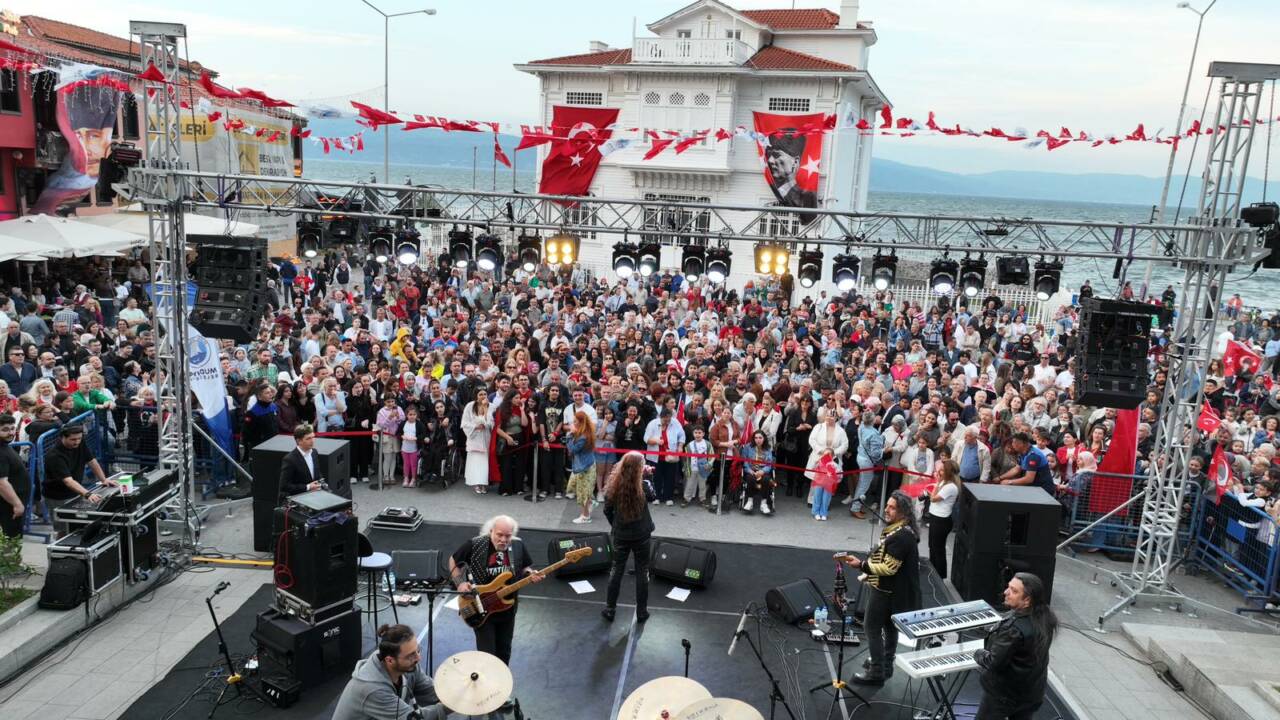 Bursa Mudanya'da 19 Mayıs'a renkli kutlama 5 Fwd: BASIN BÜLTENİ - MUDANYA’DA 19 MAYIS COŞKUYLA KUTLANDI