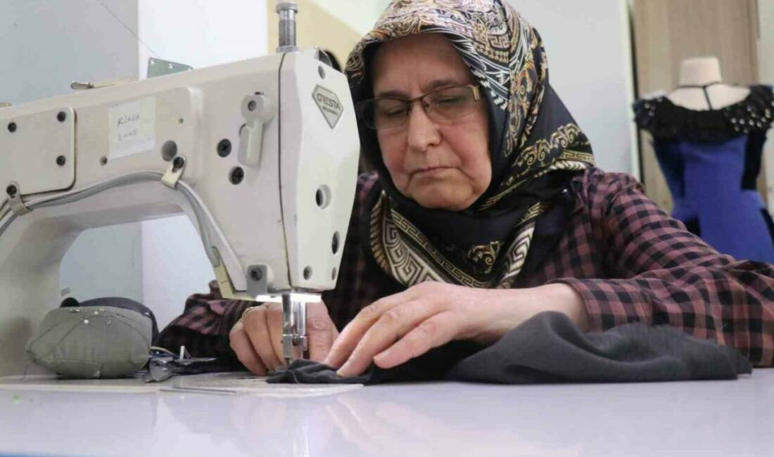 65 yaşındaki Remziye teyzenin “sınıfta kalma” azmi Sakarya’nın Adapazarı ilçesinde yaşayan 65 yaşındaki Remziye Demir, çocuklarını okutmak