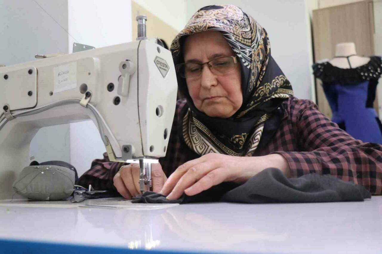 65 yaşındaki Remziye teyzenin"sınıfta kalma" azmi 6 65 yasindaki remziye teyzenin sinifta kalma azmi ec450a14eb81