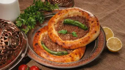Taş fırından çıkan kokusuyla sokakları sarıyor, ince hamuru ve bol