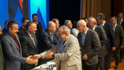 AK Parti Bursa İl Başkanlığı’nın Merinos AKKM’de düzenlediği bayramlaşma programında