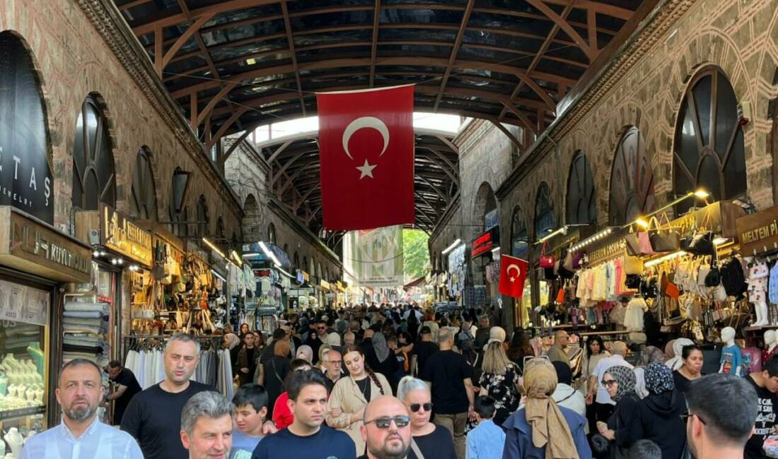 Bursalılar bayram için buraya akın etti! Adım atacak yer kalmadı Bursa’nın tarihi çarşılarında bayram yoğunluğu yaşanıyor. Özellikle Kapalıçarşı’da sabah saatlerinde
