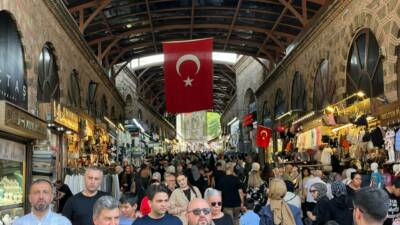 Bursa’nın tarihi çarşılarında bayram yoğunluğu yaşanıyor. Özellikle Kapalıçarşı’da sabah saatlerinde