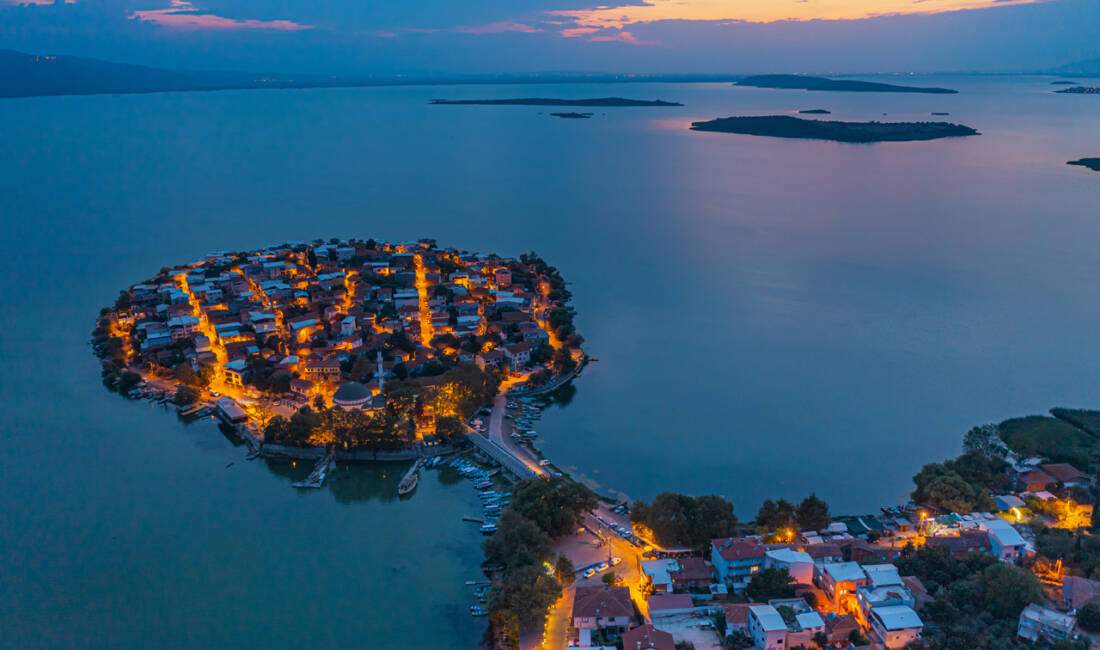 Bursa’nın saklı cenneti: Gölyazı’da bir gün nasıl geçirilir? Gölyazı, tarihi taş sokakları, göl manzarası ve huzurlu atmosferiyle Bursa’nın