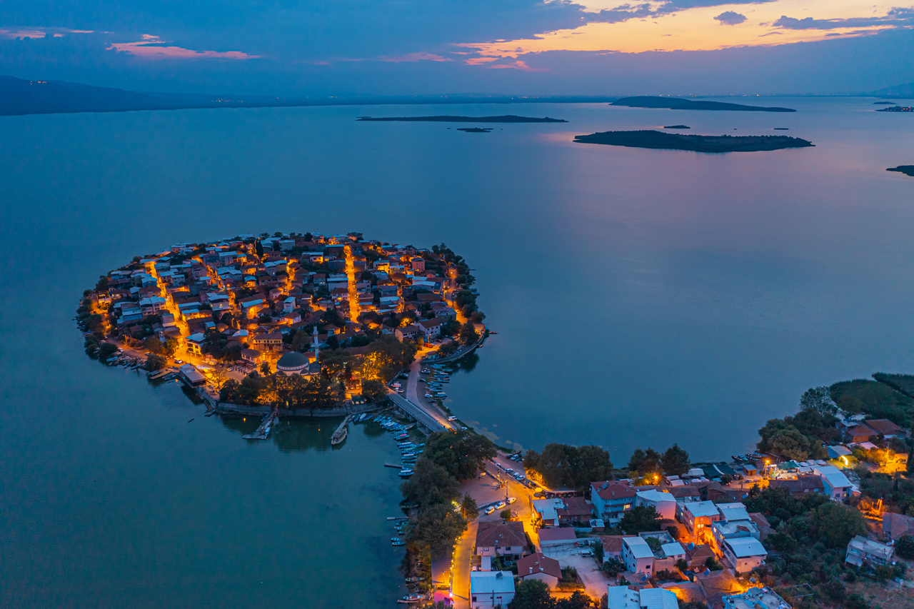 Gölyazı, tarihi taş sokakları, göl manzarası ve huzurlu atmosferiyle Bursa’nın