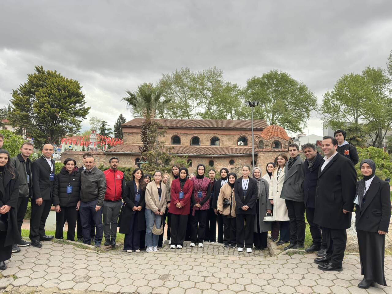 Bursa'nın tarihi ilçesinde önemli etkinlik 1 aa 20260506 41302560 41302556 izniktesahadaogrenendunyayaanlatangenclerprogramiyapildi