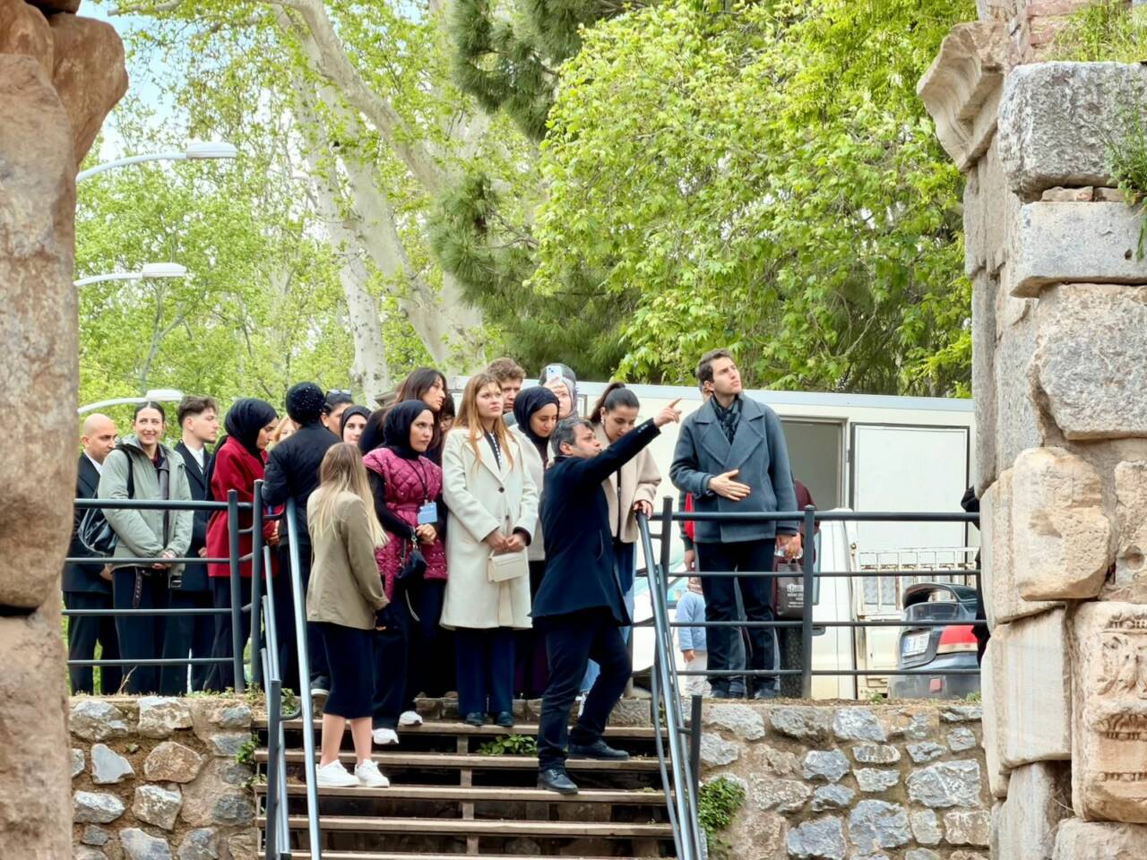 Bursa'nın tarihi ilçesinde önemli etkinlik 3 aa 20260506 41302560 41302558 izniktesahadaogrenendunyayaanlatangenclerprogramiyapildi