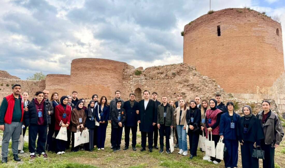 Bursa’nın tarihi ilçesinde önemli etkinlik Bilecik Şeyh Edebali Üniversitesi Kamu Diplomasisi Kulübü tarafından düzenlenen "Sahada