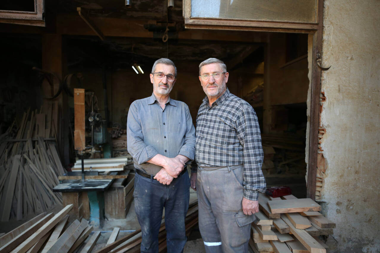 Bursa'da zamana karşı direnen meslek! 71 yıldır üretiyorlar... 18 aa 20260514 41376656 41376655 takunyaciligibabadanogulasurduruyorlar