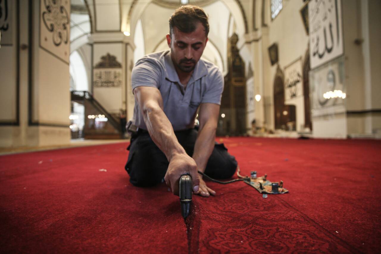 Bursa'nın simgesi Ulu Cami'nin halıları yenileniyor 6 aa 20260516 41400080 41400073 bursaninsimgesiulucamininhalilariyenileniyor