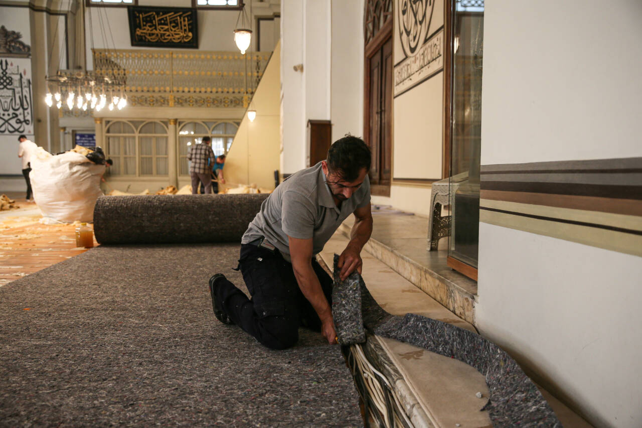 Bursa'nın simgesi Ulu Cami'nin halıları yenileniyor 5 aa 20260516 41400080 41400074 bursaninsimgesiulucamininhalilariyenileniyor