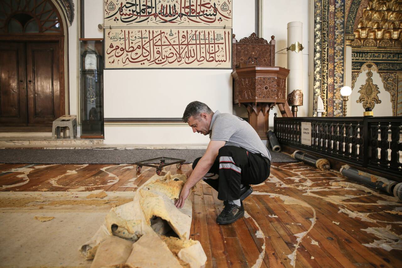 Bursa'nın simgesi Ulu Cami'nin halıları yenileniyor 4 aa 20260516 41400080 41400075 bursaninsimgesiulucamininhalilariyenileniyor