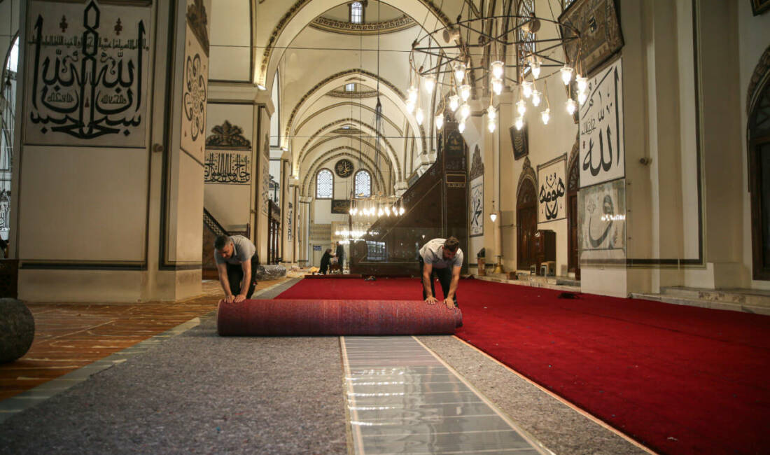 Bursa’nın simgesi Ulu Cami’nin halıları yenileniyor Bursa'da Osmanlı yadigarı ve kentin simge yapılarından olan Ulu Cami'nin