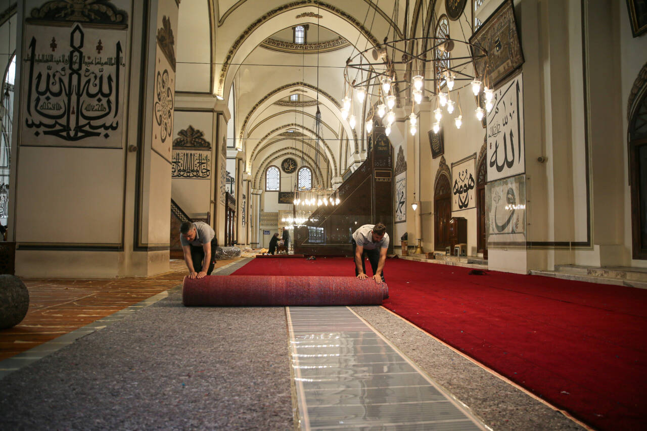 Bursa'nın simgesi Ulu Cami'nin halıları yenileniyor 7 aa 20260516 41400080 41400076 bursaninsimgesiulucamininhalilariyenileniyor