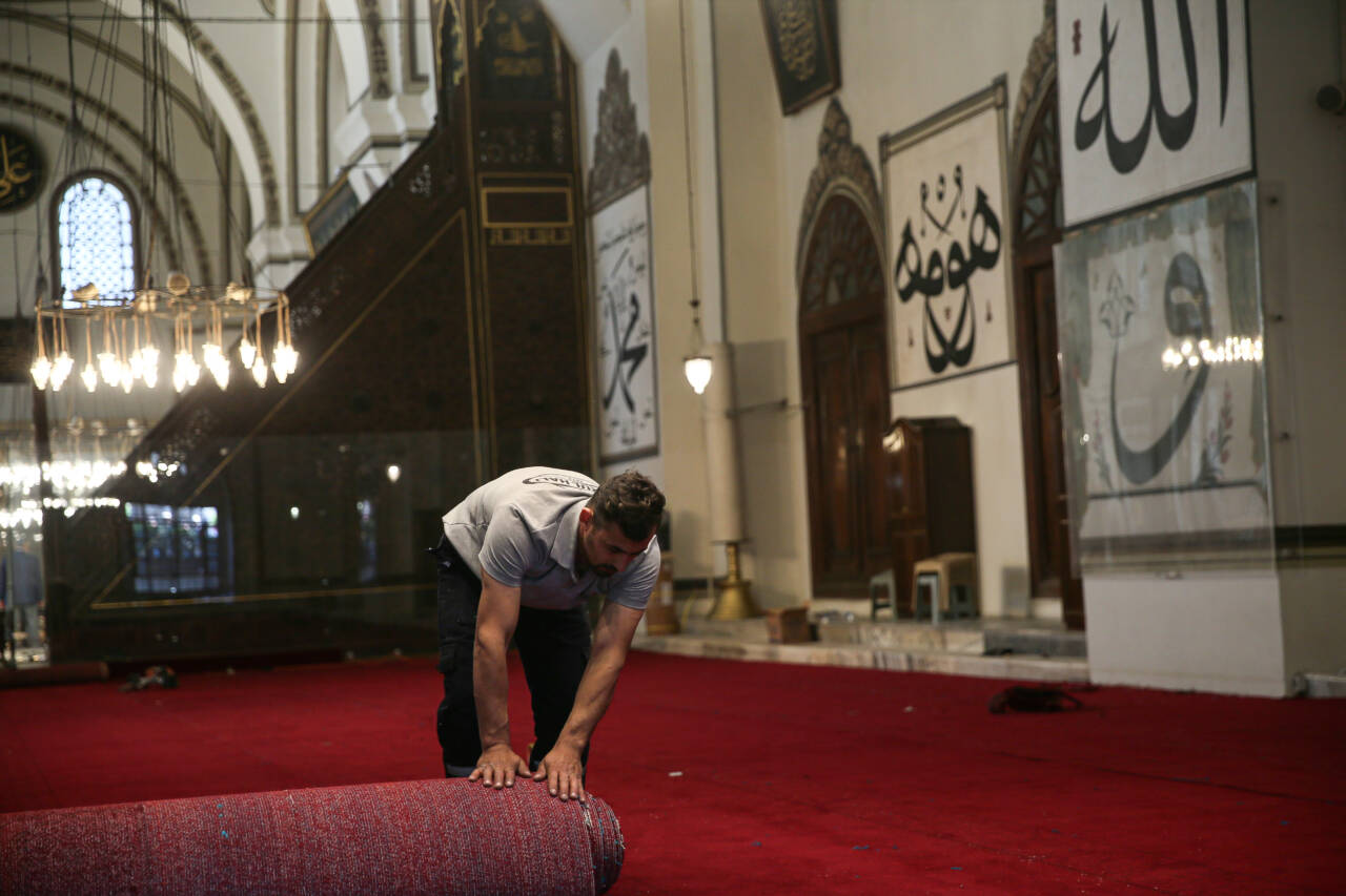 Bursa'nın simgesi Ulu Cami'nin halıları yenileniyor 3 aa 20260516 41400080 41400077 bursaninsimgesiulucamininhalilariyenileniyor