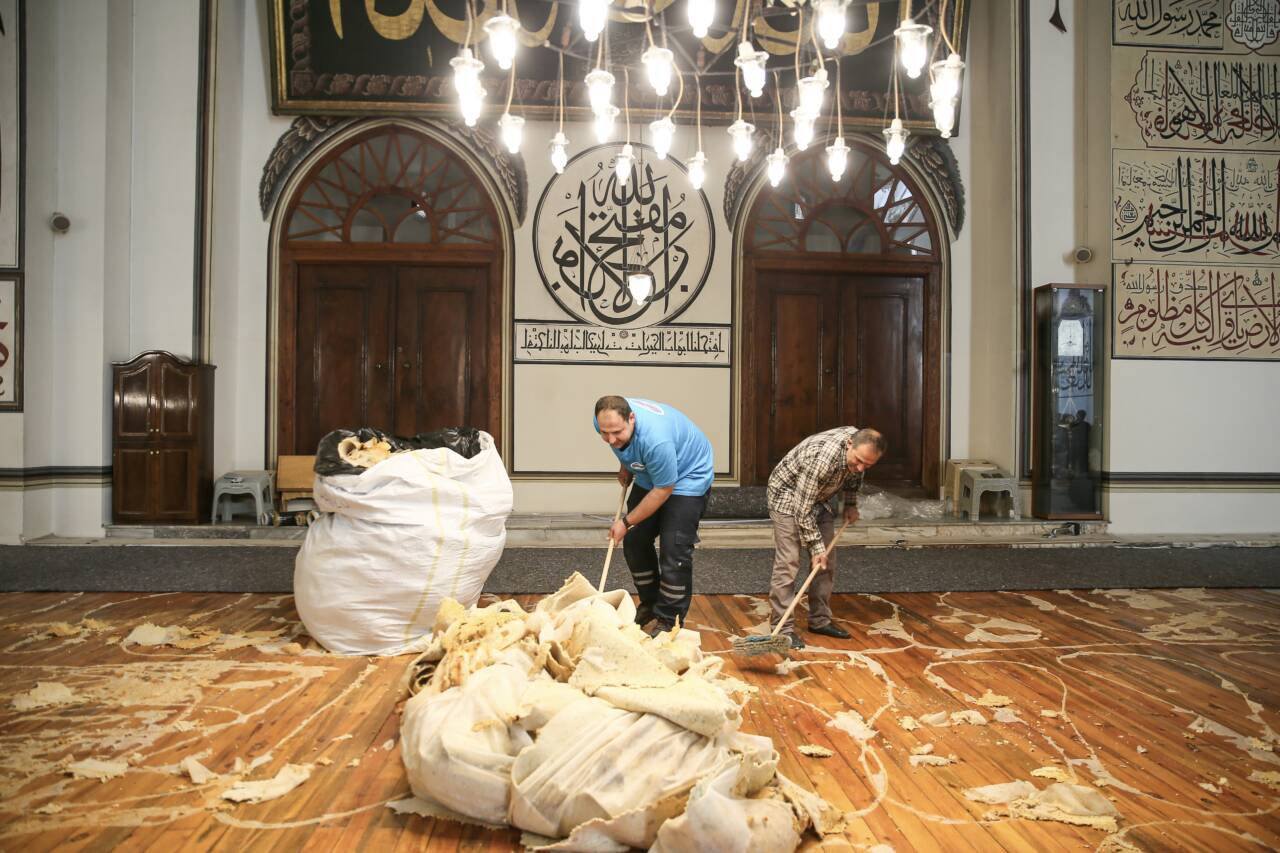 Bursa'nın simgesi Ulu Cami'nin halıları yenileniyor 1 aa 20260516 41400080 41400078 bursaninsimgesiulucamininhalilariyenileniyor